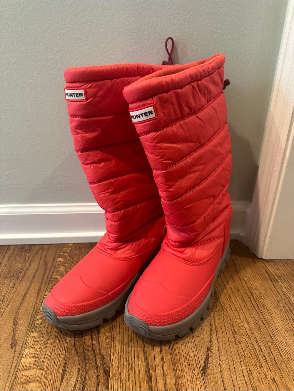 EUC Hunter Quilted Snow Boots in Red with Gray Soles Sz 9
